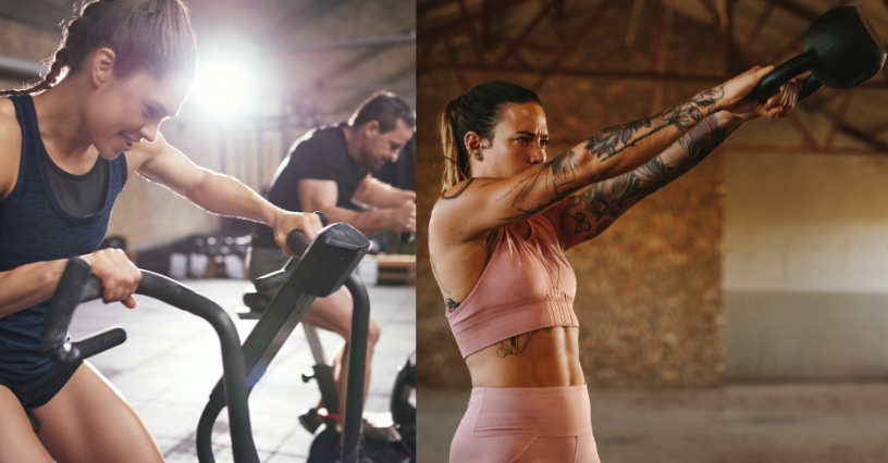 Kobieta ćwiczy na rowerze air bike, a inna podnosi kettlebell na siłowni