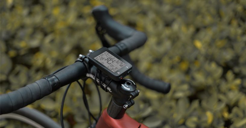 Komputer rowerowy zamocowany na kierownicy roweru