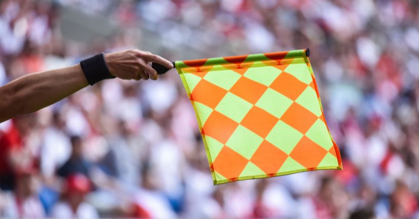 Sędziowska chorągiewka wskazująca spalonego podczas meczu piłki nożnej