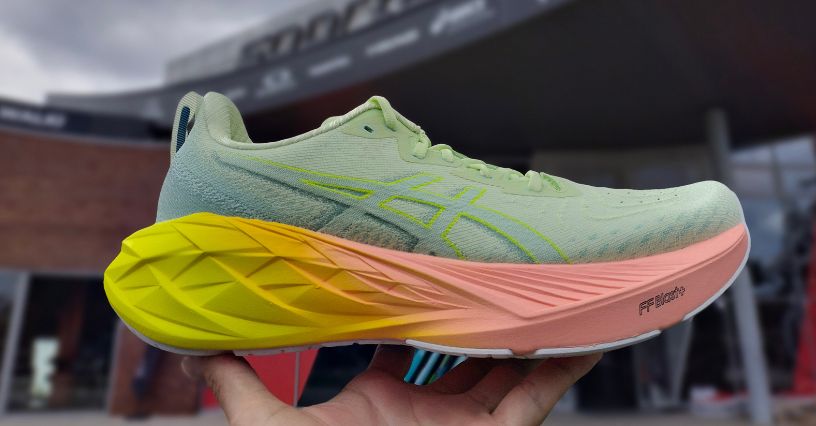 Buty do biegania ASICS Novablast 4 Paris okazane bokiem
