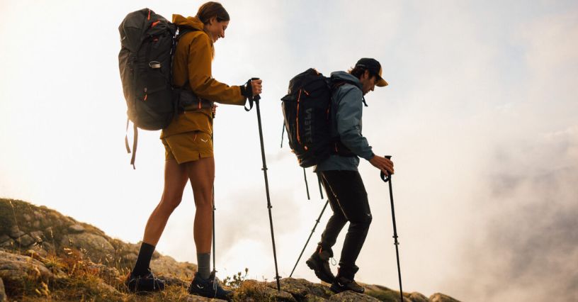Dwoje wędrowców z plecakami Salewa w trakcie trekkingu w górach