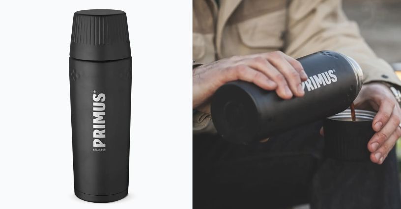 Mężczyzna nalewający napój do kubka z termosu Primus TrailBreak Vacuum 750 ml