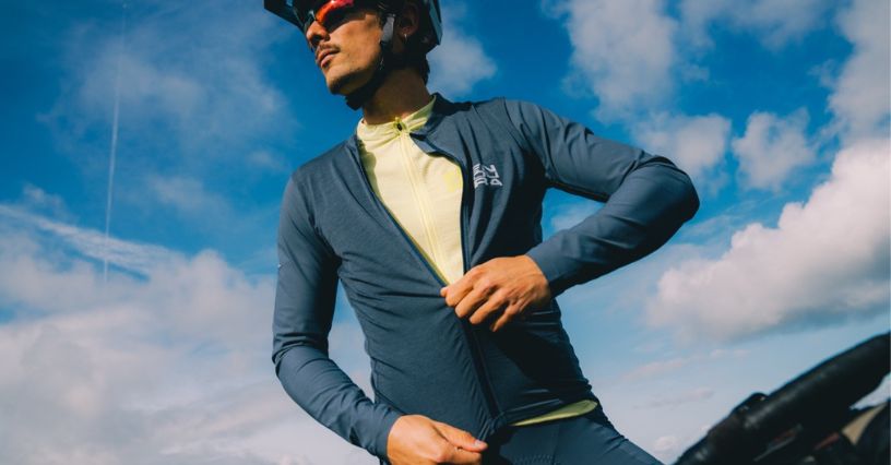 Rowerzysta zapina kurtkę rowerową Endura