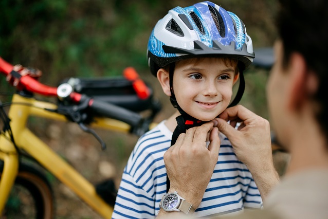 Obowiązkowy kask na rower dla dzieci do 16 roku życia &#8211; co mówią nowe przepisy?