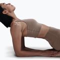 Biustonosz treningowy Nike Alate Medium Support Longline mink brown/white 6