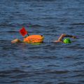 Bojka asekuracyjna BuddySwim Dry Bag with Flag 28 l orange 4