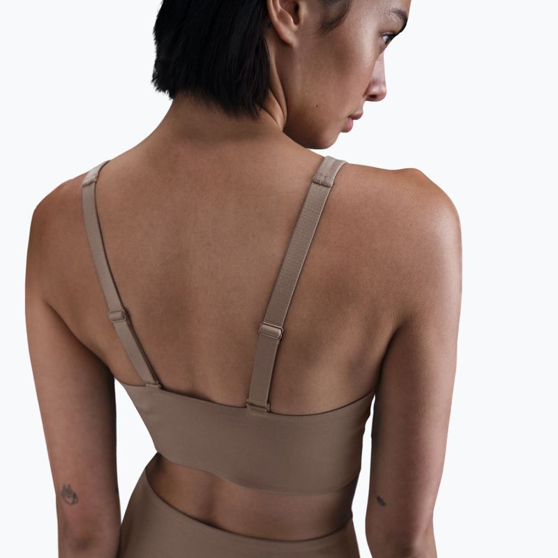 Biustonosz treningowy Nike Alate Medium Support Longline mink brown/white 5