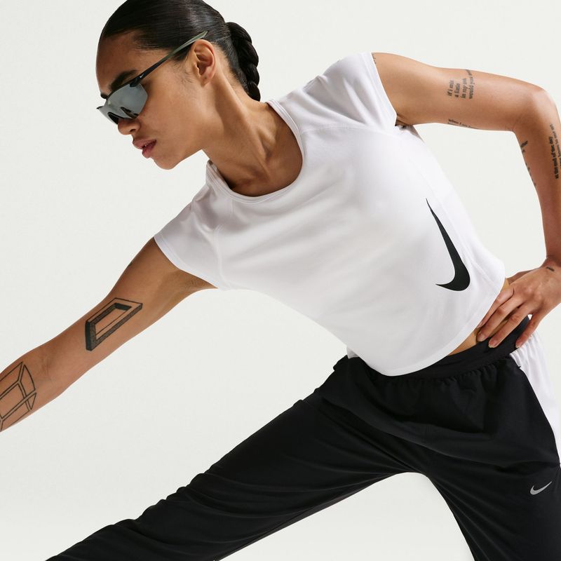 Koszulka do biegania damska Nike Swoosh Run Dri-Fit white/photon dust/black 6