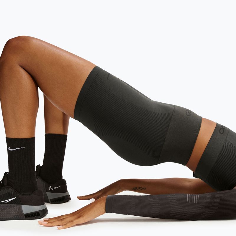Spodenki damskie Nike Pro Seamless High-Waisted Biker 5" dark smoke grey 6
