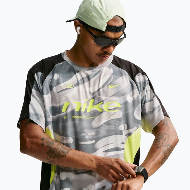 Koszulka do biegania męska Nike Dri-FIT Printed SS smoke grey/black/light lemon twist 4