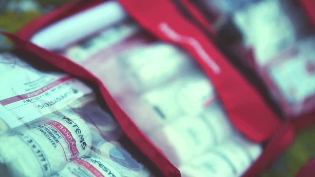 Apteczka turystyczna Lifesystems Mountain First Aid Kit red